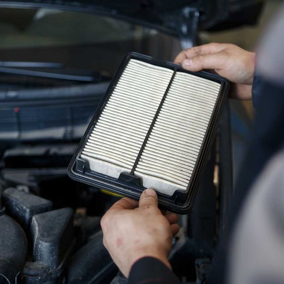 Abgenutzter Innenraum-Klimaanlagenfilter des Autos